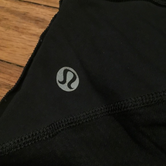 Lululemon black workout capri pants - sz 8 - Picture 3 of 5